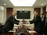 PVC Jack Cheng presents souvenir to Vice-Minister Liu Qian